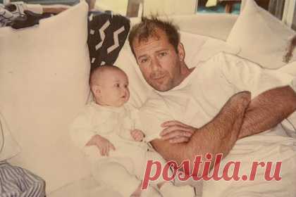 Дочь Брюса Уиллиса и Деми Мур опубликовала архивные фото с родителями. Румер Уиллис, дочь актеров Брюса Уиллиса и Деми Мур, опубликовала архивные фото с молодыми родителями. Артистка поделилась кадрами в честь своего дня рождения. На одном из снимков у Мур короткая стрижка, а у Уиллиса, которого в последнее время привыкли видеть с лысой головой, вьющиеся волосы.