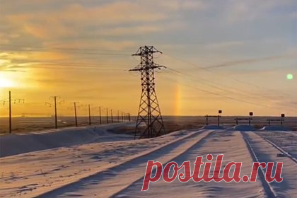 В России сняли на видео редкое явление в небе над тундрой. В Воркуте сняли на видео редкое атмосферное явление — гало. На кадрах видно ауру света на горизонте, расходящуюся в стороны от низко стоящего над горизонтом солнца. Появление гало-эффекта схоже с возникновением радуги и заключается в прохождении света через содержащиеся в атмосфере водяные частицы.