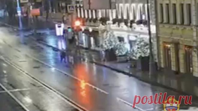 Повар московского ресторана ударил мужчину трубой по голове. В Москве 40-летнего повара арестовали по подозрению в нападении на мужчину с трубой. Об этом сообщает ГУ МВД России по региону. Инцидент произошел на улице Петровка. Работник ресторана вышел через служебный вход и заметил мужчину и ...