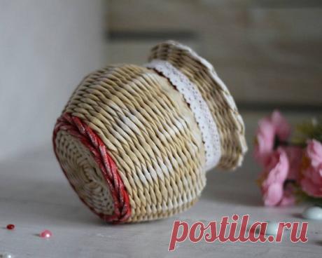 (читать голосом Винни-Пуха) Вот горшок пустой, он предмет простой. И потому горшок пустой, и потому горшок пустой гораздо выше ценится 
Последние дни в профиле засилье бантиков и всяческих повязок А этим горшочком-вазочкой я напоминаю, что тут правят корзины #Naukovich_paperwicker #плетениеизгазет #плетениеизбумаги #бумажнаялоза #длядома #вазаручнойработы #цветы #Minsk #Belarus #минск #Беларусь