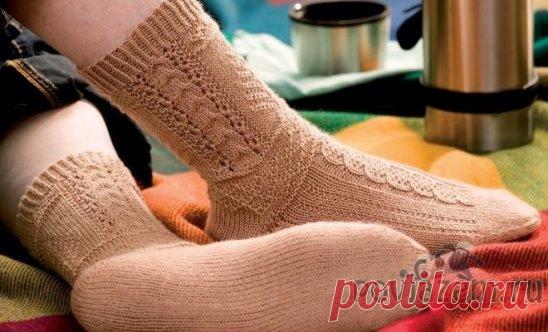 Мужские носки с косами вязаные спицами
описание и схема по ссылке:     http://povjazem.ru/vyazanie-dlya-muzhchin/noski-tapochki/vyazanie-muzhskikh-noskov-s-uzorami
