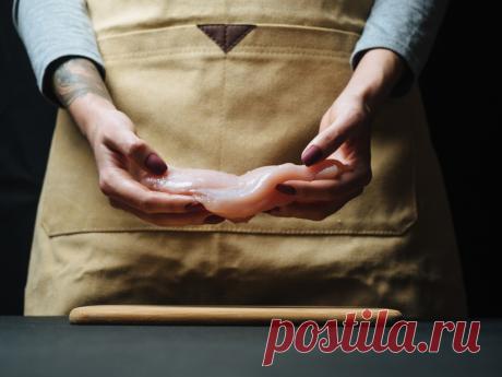 О чем молчат производители: вся правда о куриной грудке Для уменьшения стоимости куриного филе производитель должен удешевлять стоимость питания птицы и ускорять цикл ее роста. В итоге используются дешевые корма