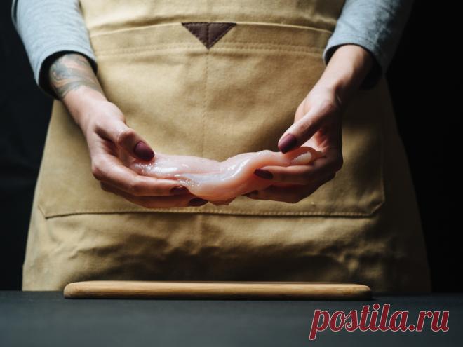 О чем молчат производители: вся правда о куриной грудке Для уменьшения стоимости куриного филе производитель должен удешевлять стоимость питания птицы и ускорять цикл ее роста. В итоге используются дешевые корма