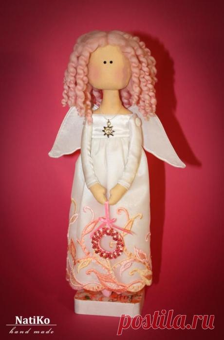 Ангел с описанием приваливания волос и интересной подставкой