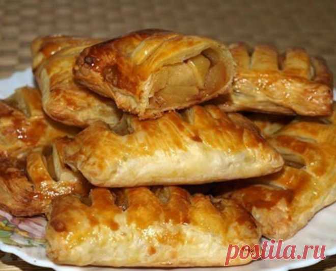 Невероятно вкусные и сочные слойки с яблоками. Приготовит даже ребенок 


Вкусно и просто!









Ингредиенты:
Слоеное пресное тесто — 0,5 кг;Яблоки — 4 шт;Яйцо — 1 шт;Сахар — 50 гр;Масло сливочное — 30 гр;Корица.
Приготовление
Для начинки порезать яблоки кубиками. Рас…