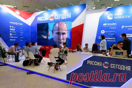 Медиагруппа «Россия Сегодня» попала под санкции Евросоюза. Медиагруппа «Россия Сегодня» была включена в десятый санкционный пакет Евросоюза. Также под санкции попала главный редактор информационного агентства Regnum Марина Ахмедова и журналист Александр Коц. Они, по мнению ЕС, отвечают за «поддержку действий, угрожающих целостности Украины».