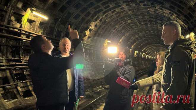 В Киеве рассказали о сроках ремонта аварийного участка метро. Поврежденный и закрытый для эксплуатации участок синей ветки метро в Киеве могут восстановить к осени 2024 года. Об этом со ссылкой на владельца участвующей в ремонте компании "Автострада" сообщает ТАСС. "Восстановление ...