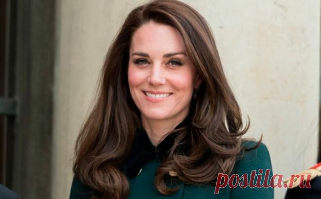 Кейт Миддлтон является любимицей англичан. Имеет красивую и стройную фигуру, которую смогла сохранить несмотря на рождение трех детей. Чтобы иметь красивое и здоровое тело Кейт занимается сотом, правильно питается и ведет активный образ жизни. Многие женщины следуя её примеру обрели красивое и стройное тело.