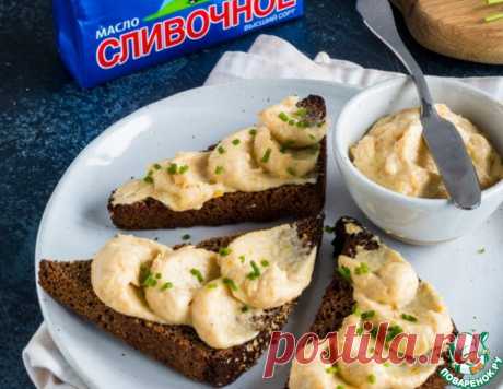 Селедочное масло с гренками из ржаного хлеба – кулинарный рецепт