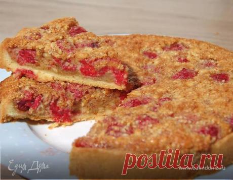 Тарт с малиной и кедровыми орешками . Ингредиенты: тесто песочное, малина, яйца куриные Если хотите усилить аромат кедровых орехов, подсушите их на разогретой сковороде. Миндаль можно взять бланшированный, но здесь мне нравится именно неочищенный — в нем больше вкуса. Не любите алкого...