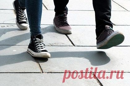 Врач раскрыла россиянам опасность ношения тесной обуви. Травматолог-ортопед Дарья Черемисова раскрыла россиянам опасность ношения тесной обуви. По словам врача, обувь маленького размера приводит к появлению мозолей и натоптышей. Помимо этого, из-за неправильного положения стопы во время движения развивается болевой синдром, подчеркнула доктор.