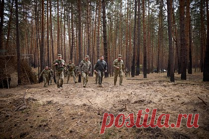 В России отреагировали на озвученное в США условие окончания украинского кризиса. Мысль о том, что Украине придется уступить часть территорий России для завершения конфликта, не новая для США. Не все в американском истеблишменте согласны с политикой Белого дома в отношении Киева. Об этом в беседе с «Лентой.ру» сообщил зампредседателя комитета Совета Федерации по международным делам Андрей Климов.