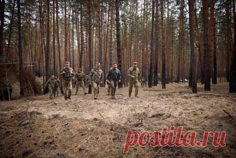 В России отреагировали на озвученное в США условие окончания украинского кризиса. Мысль о том, что Украине придется уступить часть территорий России для завершения конфликта, не новая для США. Не все в американском истеблишменте согласны с политикой Белого дома в отношении Киева. Об этом в беседе с «Лентой.ру» сообщил зампредседателя комитета Совета Федерации по международным делам Андрей Климов.