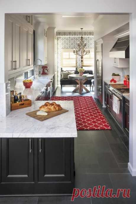 Traditional Kitchens from Jennifer Dyer on HGTV -black bottom cabinets, white top cabinets | U