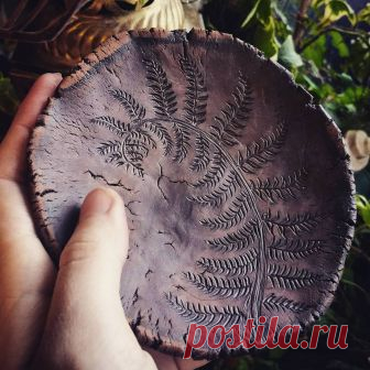 Новая тарелочка с папоротником, которую совсем не хочется выпускать из рук...
Это был еще один эксперимент - не заглаживать поверхность, а оставить естественными трещинами. В итоге молочение легло потрясающе фактурно на трещины и резьбу, и рука не поднялась шлифовать.

#артлайнстомск #артлайнс #рукоделие #ручнаяработа #своимируками #глина #лепка #керамика #посуда #тарелка #резьба  #папоротник #лист #лес #artlinestomsk #artlines #artlinesstudio #handmade #handcraft #clay #c...