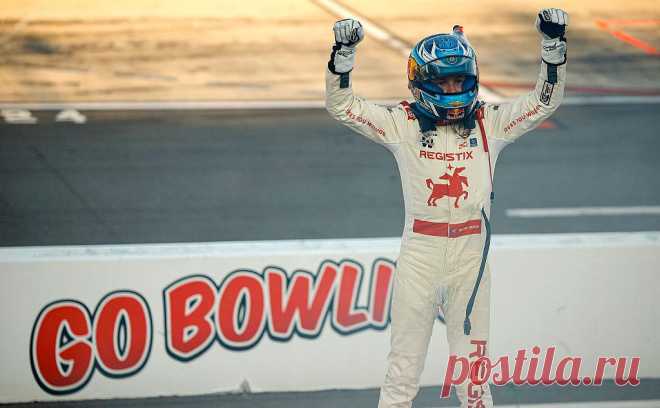 Лидер гоночной серии NASCAR сломал ключицу во время празднования победы. 19-летний Зилиш лидирует в гоночной серии NASCAR Xfinity Series. После победы в субботней гонке он упал с автомобиля, позируя для фотографов, его увезли на скорой в больницу. Это первый подобный случай травмы гонщика