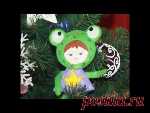 Новогодние игрушки - Приключения Вороны
 А где живут новогодние игрушки, когда их снимают с елочки? В коробках на антресолях? Разве такое возможно? Конечно, нет! Посмотрите на лукавую улыбку клубнички, на синие глазки елочки - разве такие усидят целый год на месте!Царевна - лягушка уже приготовилась спрыгнуть с елочки, бабочка расправила крылышки, а хрюшка весело выставила вперед пятачок.