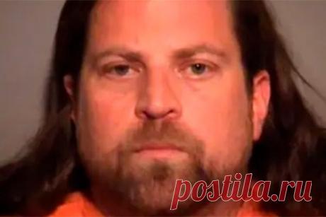 Грабитель попытался вломиться в дом и неожиданно стал убийцей. В США грабителю, который попытался вломиться в дом жительницы штата Южная Каролина, предъявлено обвинение в непредумышленном убийстве. 40-летний Остин Томас Джонс попытался ограбить дом в городе Норт-Миртл-Бич. Хозяйка вызвала полицию, после чего у нее случился инфаркт.