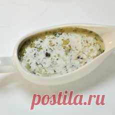 Фламандский соус с оливками Растапливаем сливочное масло в сотейнике. Нарезаем ½ часть луковицы и несколько веточек петрушки.  Добавляем их в сотейник к маслу. Томим. Вливаем шампанское и увариваем.