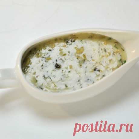 Фламандский соус с оливками Растапливаем сливочное масло в сотейнике. Нарезаем ½ часть луковицы и несколько веточек петрушки.  Добавляем их в сотейник к маслу. Томим. Вливаем шампанское и увариваем.