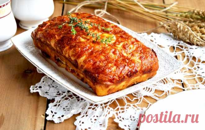 Закусочный кекс с вялеными томатами, мясным ассорти, моцареллой и тимьяном.
