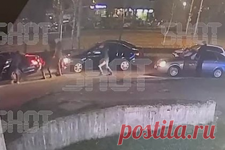 Перестрелка у ресторана в Ставрополе с гибелью мужчины попала на видео. Перестрелку у итальянского ресторана в Ставрополе сняла уличная видеокамера. На кадрах видны стреляющие мужчины, которые садятся в три машины и уезжают с места перестрелки. Несколько мужчин выпустили не менее 35 пуль по автомобилю марки «Лада-Веста» возле итальянского ресторана «Патио Верона», после чего скрылись.