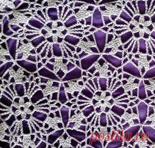 Вязание платья из круглых мотивов

Расклешенное платье связано крючком из круглых мотивов. Платье предназначено для ношения в летний зной. Оно связано из натурального хлопка, хорошо вентилируется и одновременно защищает от солнца. В таком платье вам будет не жарко при высоких летних температурах. Самая широкая часть платья состоит из двенадцати круглых мотивов, по шесть с каждой стороны. В каждом последующем ряду, начиная снизу вверх следует убавлять по два мотива пока их ...