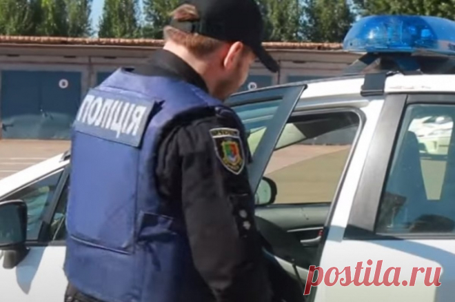 В Одессе полиция задержала мужчину из-за советских открыток. Украинские правоохранители назвали обнаруженные у задержанного открытки «листовками с символикой коммунистического режима».