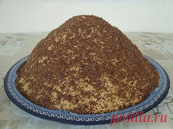 Муравейник

Ингредиенты:
1 пачка маргарина или масла,
1 стакан сахара,
1 яйцо,
1 стакан сметаны,
4 ст.муки.

Приготовление:
1. Замесить тесто, как на пельмени. 
2. Положить в морозилку, затем перекрутить через мясорубку. 
3. Полученные брусочки выпечь в духовке, после как остынут поломать, залить кремом, придав форму муравейника.
4. Крем - 1 банка сгущёнки вареной и
сливочного масла,у меня вместо масла сметана 250 г.
5. Посыпала тёртым шоколадом.