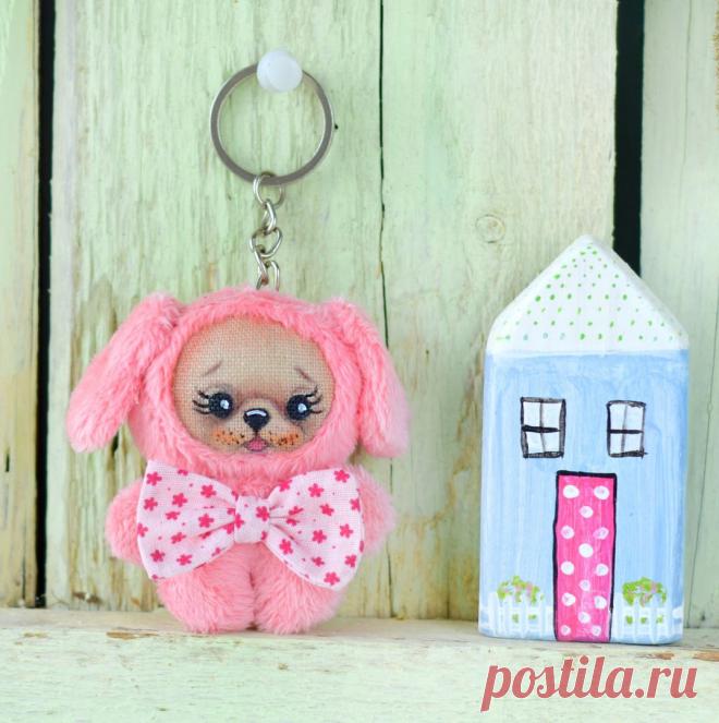 Доброго всем дня !  Столько малышей уже обрели любящие дома спасибо огромное за приятные отзывы и милые фотоприветы  А этот щеночек сплошное мимими, так и хочется всего заобнимать 

Брелочек-щенок из американского плюша, рост примерно 7 см , с очаровательным бантиком  готов к переезду  ждем теплые ладошки