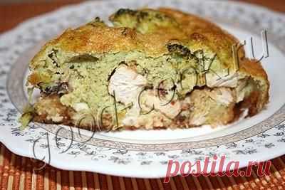 Rкурица с беконом и брокколи под зеленым омлетом.