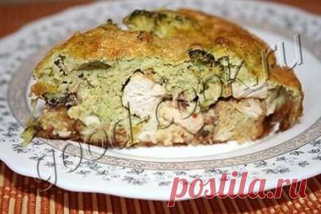 Rкурица с беконом и брокколи под зеленым омлетом.