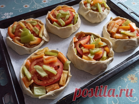 Кладу в крышку от банки фарш, готовлю "тарелочки" с сюрпризом (вкуснее пирожков и проще) | Домсоветы | Яндекс Дзен