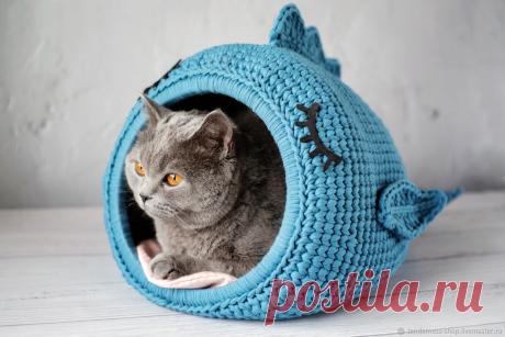 Домик для питомца: Рыбка – заказать на Ярмарке Мастеров – NRGWORU | Домик для питомца, Москва Домик для питомца: Рыбка в интернет-магазине на Ярмарке Мастеров. Домик для кошки или маленькой собачки. В отличие от лежанки такой домик - идеальное укрытие для питомца. Уют, комфорт и чувство безопасности им не менее важны, чем нам.
Домик в виде рыбки связан из трикотажной пряжи (100% хлопок).
Внутри мягкая подушечка.