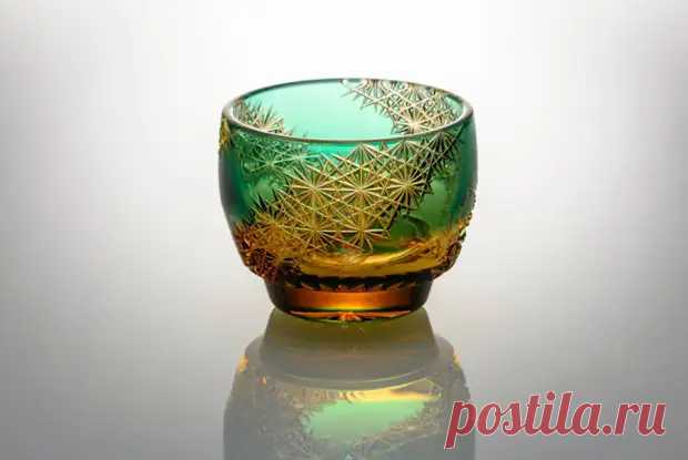 Холуйские шкатулки, плавающие краски и другие изящные ремесла, которыми гордятся разные страны  🌍 ⠀ 🇺🇸 Холуй.
Россия.
Этот небольшой поселок известен своими лаковыми миниатюрами.
В старину здесь была холуйская роспись, и теперь ее называют холуйской.
Холуйский промысел — один из старейших в России, ему более 400 лет. ⠀ ✨ В начале 20 века холуйские лаковые изделия пользовались большой популярностью за рубежом.
Их покупали во Франции, Англии, Германии, Японии, США, Канаде, Австралии, Новой Зелан…