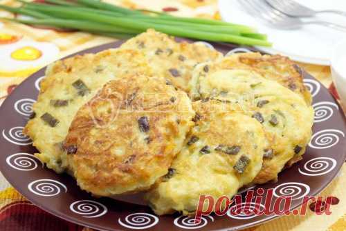 Драники картофельные с зелёным луком Вкусные золотистые драники картофельные, это хрустящая корочка и нежная картошечка с зеленым луком внутри. Ммм...