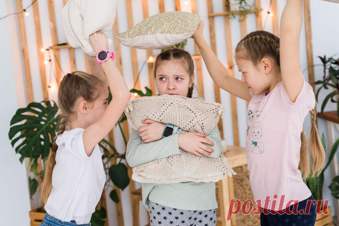 Я ПРОЖИЛА В ЭТОМ КОШМАРЕ ДВЕ ЧЕТВЕРТИ: реальная история о травле в школе
➡ Я вспоминаю эту школу с дрожью в районе солнечного сплетения, с подкатывающей тошнотой, потому что каждый день, сидя на краешке ванной, застирывала пуховик от чужого плевка. Он каждый день прилетал в спину. Стирала, сдавливая слезы злости и непонимания: “За что?». Фото: Лиза Сибиренко Фото: Лиза Сибиренко Шёпот за спиной, постоянный страх сесть мимо стула, […]
Читай пост далее на сайте. Жми ⏫ссылку выше