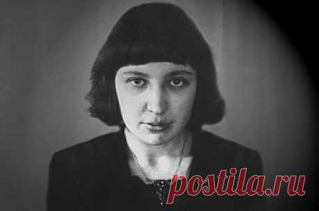 Уж сколько их упало в эту бездну,
Разверзтую вдали!
Настанет день, когда и я исчезну
С поверхности земли.

Застынет всё, что пело и боролось,
Сияло и рвалось:
И зелень глаз моих, и нежный голос,
И золото волос.

И будет жизнь с ее насущным хлебом,
С забывчивостью дня.
И будет всё — как будто бы под небом
И не было меня!

Изменчивой, как дети, в каждой мине,
И так недолго злой,
Любившей час, когда дрова в камине
Становятся золой,

Виолончель и кавалькады в чаще,
И колокол в...
