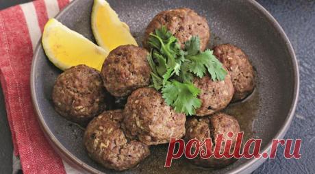 Кюфта с табуле - ПУТЕШЕСТВУЙ ПО САЙТУ. Кюфту – маленькие шарики из молотой ягнятины – в Ливане обычно подают в составе мезе – большого набора разнообразных закусок. Но у нас она вполне может стать самостоятельным горячим блюдом. ИНГРЕДИЕНТЫДля кюфты: 600 г окорока ягненка на кости 1 маленькая луковица 2 зубчика чеснока 2 ч. л. приправы бахарат 1/4 …