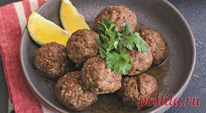 Кюфта с табуле - ПУТЕШЕСТВУЙ ПО САЙТУ. Кюфту – маленькие шарики из молотой ягнятины – в Ливане обычно подают в составе мезе – большого набора разнообразных закусок. Но у нас она вполне может стать самостоятельным горячим блюдом. ИНГРЕДИЕНТЫДля кюфты: 600 г окорока ягненка на кости 1 маленькая луковица 2 зубчика чеснока 2 ч. л. приправы бахарат 1/4 …