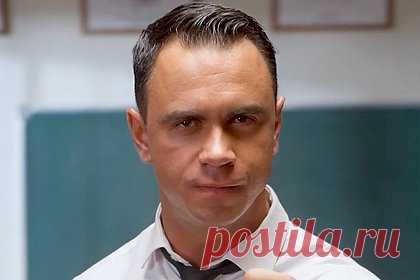 Прослывший секс-бомбой российский бортпроводник записал поздравление для школьников