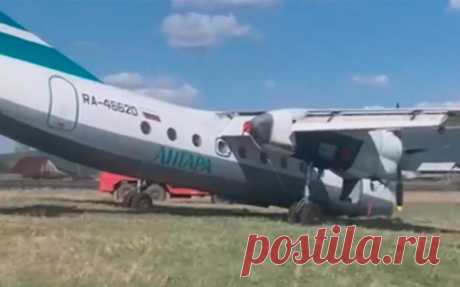 В Иркутской области у Ан-24 сломалась стойка шасси при посадке. Видео. При посадке в аэропорту города Киренска в Иркутской области самолет Ан-24 авиакомпании «Ангара» выкатился за пределы взлетно-посадочной полосы (ВПП), после чего у него подломилась передняя стойка шасси, сообщила пресс-служба Восточно-Сибирской транспортной прокуратуры.