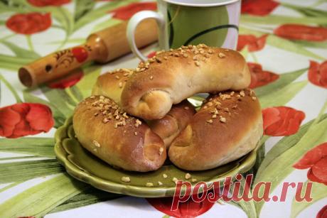 Рогалики из дрожжевого теста. Мягкие и пушистые.
Не могла не поделится этим рецептом. Научилась готовить у своей подруги, а она работает в кондитерском цехе, там помимо тортов, готовят домашнюю выпечку. И эти рогалики у них выносят на разносе в киоск, стоящий рядом с кондитерским цехом. Народ не идет.., а сбегается на аромат разносящийся от этих рогаликов. По мне эти рогалики больше похожи […]
Читай дальше на сайте. Жми подробнее ➡