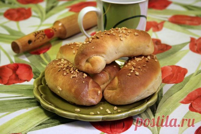 Рогалики из дрожжевого теста. Мягкие и пушистые.
Не могла не поделится этим рецептом. Научилась готовить у своей подруги, а она работает в кондитерском цехе, там помимо тортов, готовят домашнюю выпечку. И эти рогалики у них выносят на разносе в киоск, стоящий рядом с кондитерским цехом. Народ не идет.., а сбегается на аромат разносящийся от этих рогаликов. По мне эти рогалики больше похожи […]
Читай дальше на сайте. Жми подробнее ➡