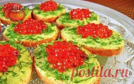 Мини-бутерброды с красной икрой и авокадо