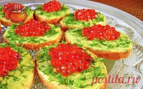 Мини-бутерброды с красной икрой и авокадо