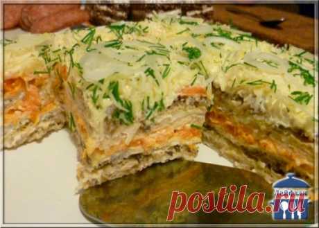 СЕЛЕДОЧНЫЙ ТОРТ НА ВАФЕЛЬНЫХ КОРЖАХ 
Ингредиенты 
Корж (вафельный, 6-7 штук, ок. 100 г) — 1 пач. 
Сельдь (соленая, филе, ок. 200 г) — 1 шт Шампиньоны — 300 г 
Лук репчатый (две шт.) — 200 г 
Морковь — 300 г 
Майонез (желательно домашний) — 200 г 
Сыр твердый (любой, но можно еще добавить 30 г пармезана) — 100 г 
Зелень (любая любимая) — 1 пуч. 
Вот
наши нехитрые ингредиенты. Филе сельди и