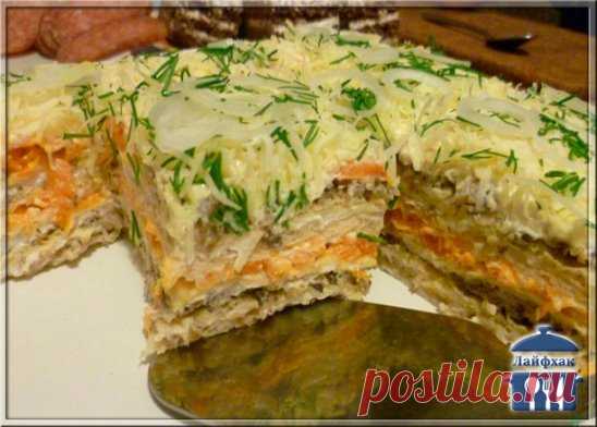 СЕЛЕДОЧНЫЙ ТОРТ НА ВАФЕЛЬНЫХ КОРЖАХ 
Ингредиенты 
Корж (вафельный, 6-7 штук, ок. 100 г) — 1 пач. 
Сельдь (соленая, филе, ок. 200 г) — 1 шт Шампиньоны — 300 г 
Лук репчатый (две шт.) — 200 г 
Морковь — 300 г 
Майонез (желательно домашний) — 200 г 
Сыр твердый (любой, но можно еще добавить 30 г пармезана) — 100 г 
Зелень (любая любимая) — 1 пуч. 
Вот
наши нехитрые ингредиенты. Филе сельди и