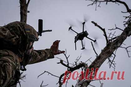 На Украине попытались компенсировать нехватку снарядов дронами. Украина пытается компенсировать нехватку снарядов производством дронов-камикадзе, заявил заместитель министра обороны страны Иван Гаврилюк. Он признал дефицит артиллерийских снарядов и отметил, что он будет продолжаться и в будущем. Поэтому захотели решить проблему созданием производства дронов.