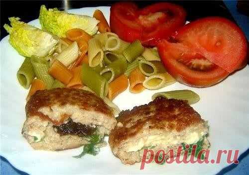 Пост на стене СОЧНЫЕ ТРЕХСЛОЙНЫЕ КОТЛЕТЫЕще одна котлетная идея вам.Фишка в трехслойном фарше и любой (!) на ваш вкус начинке.Фарш мясной (говядина+свинина, курица, индюшка... в любом соотношении, как нравится вам).Начинка тоже любая. Я в разные дни делала: чернослив, сырки-треугольники, зелень. И ветчина+инжир+сыр. Можно положить жареные грибы, можно вареные яйца. Фантазии море.Для того, чтобы котлеты были сочными, надо фарш тонко распластать и сло...